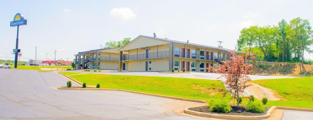 Days Inn & Suites by Wyndham Athens Alabama — hotel in Athens