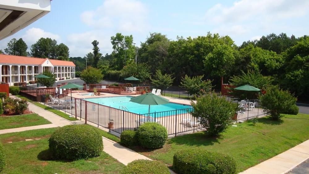 Rodeway Inn Forsyth near GA Public Safety Training Center photo 14