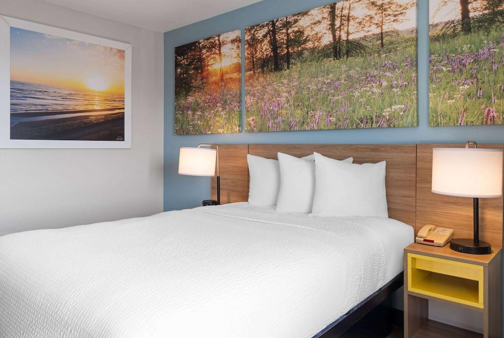 Days Inn by Wyndham Neenah photo 7