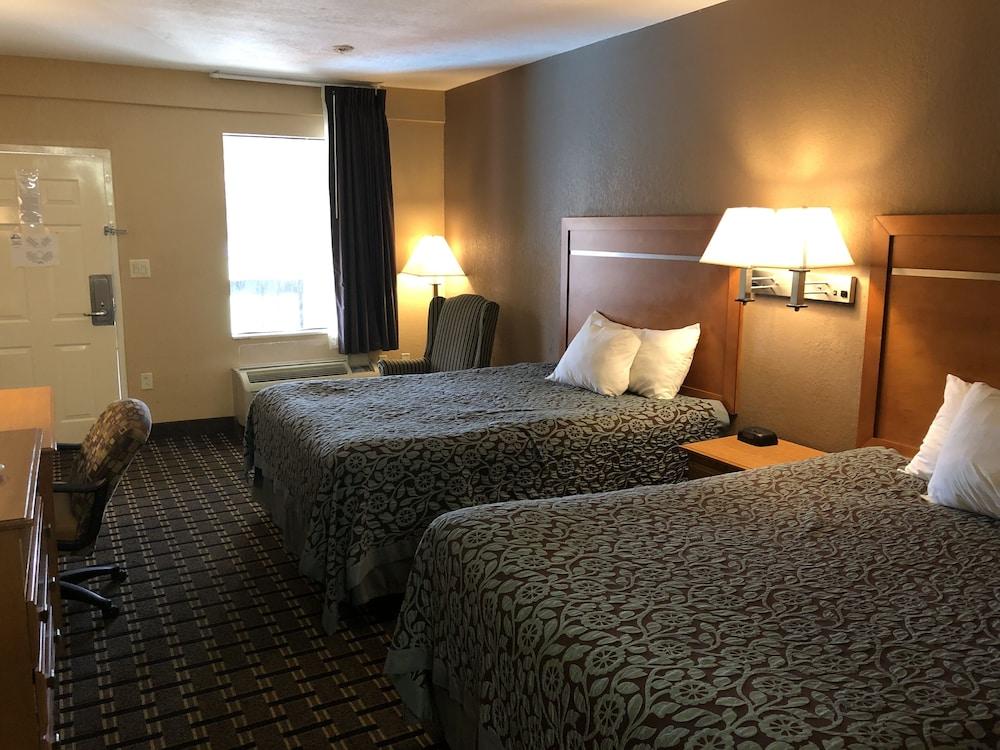 Days Inn by Wyndham Columbus photo 37