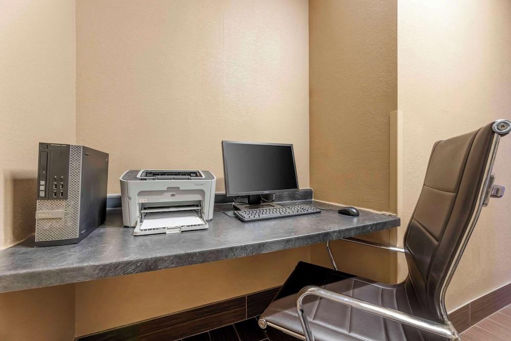 Comfort Inn & Suites Porter near Indiana Dunes photo 31