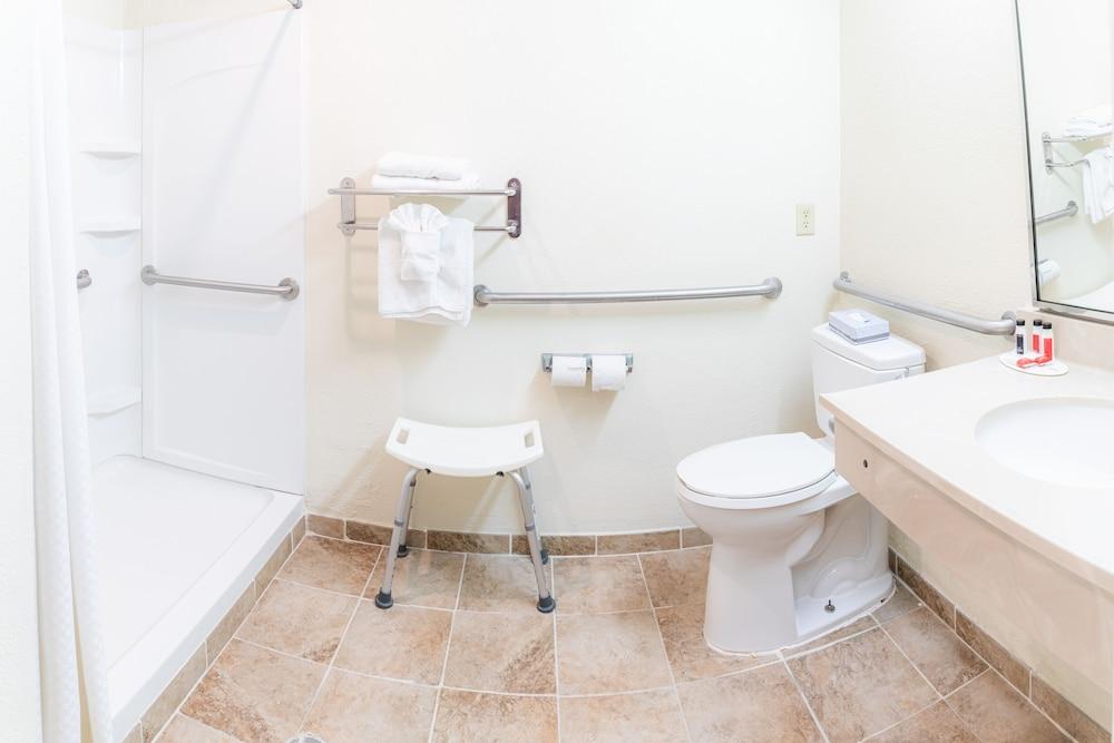 Red Roof Inn & Suites Hinesville photo 8