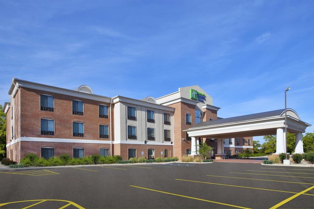 Holiday Inn Express Hotel & Suites Niles by IHG photo 1