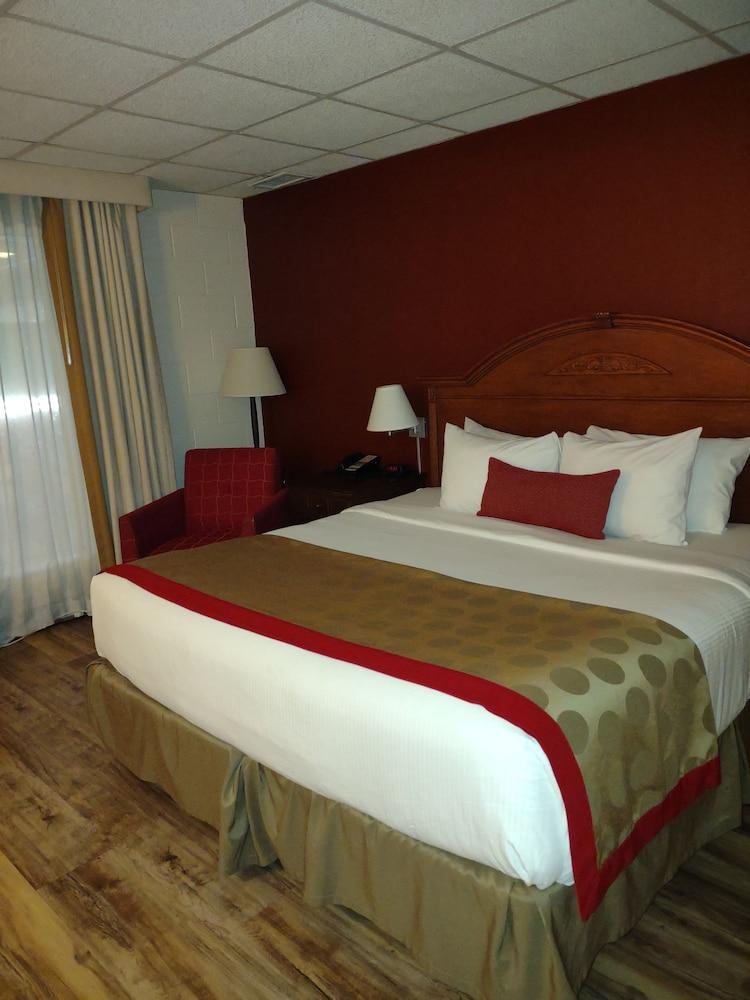 Ramada by Wyndham Albert Lea photo 36