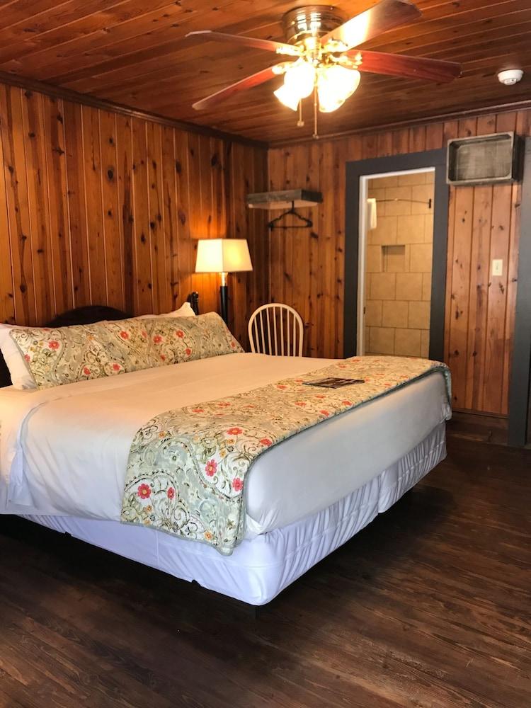 The Riverside Lodge at Chimney Rock photo 65