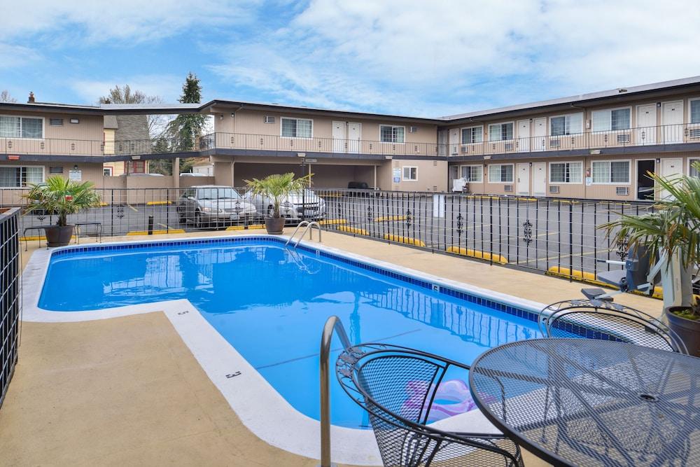 University Inn & Suites photo 22