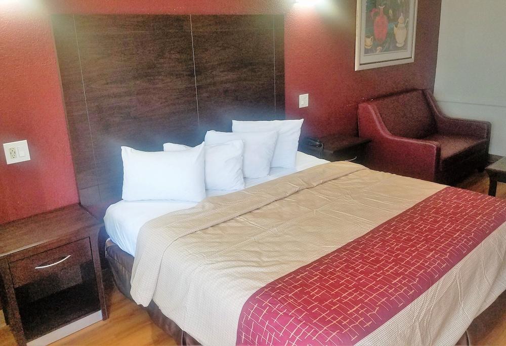 Red Roof Inn & Suites Houston - Hobby Airport photo 7