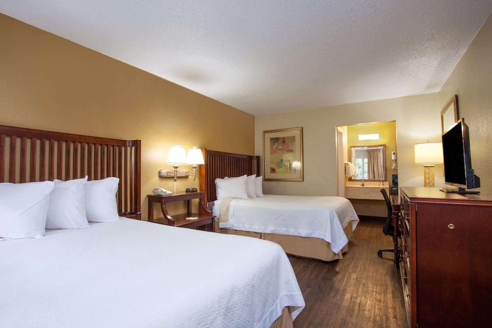 Econo Lodge Daytona Beach - Speedway photo 46