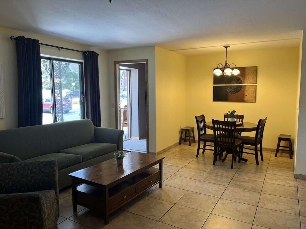Amber's Inn & Suites photo 41