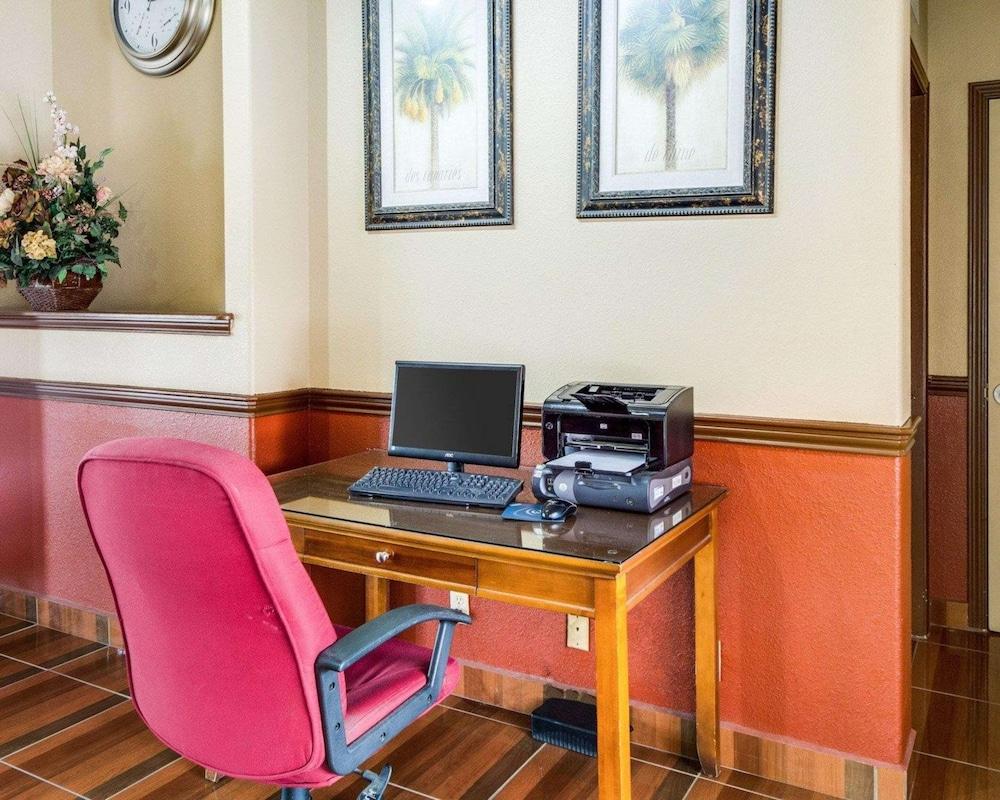 Econo Lodge Inn & Suites Eagle Pass photo 12