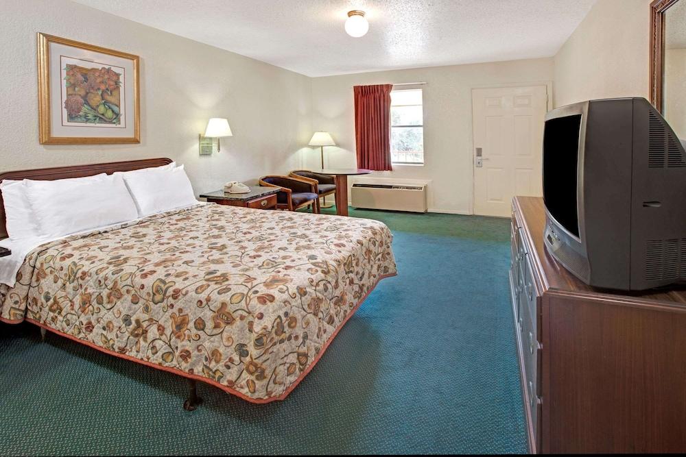 Knights Inn South Houston photo 7