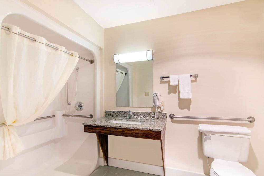 Quality Inn & Suites Carthage near Precious Moments Chapel photo 42