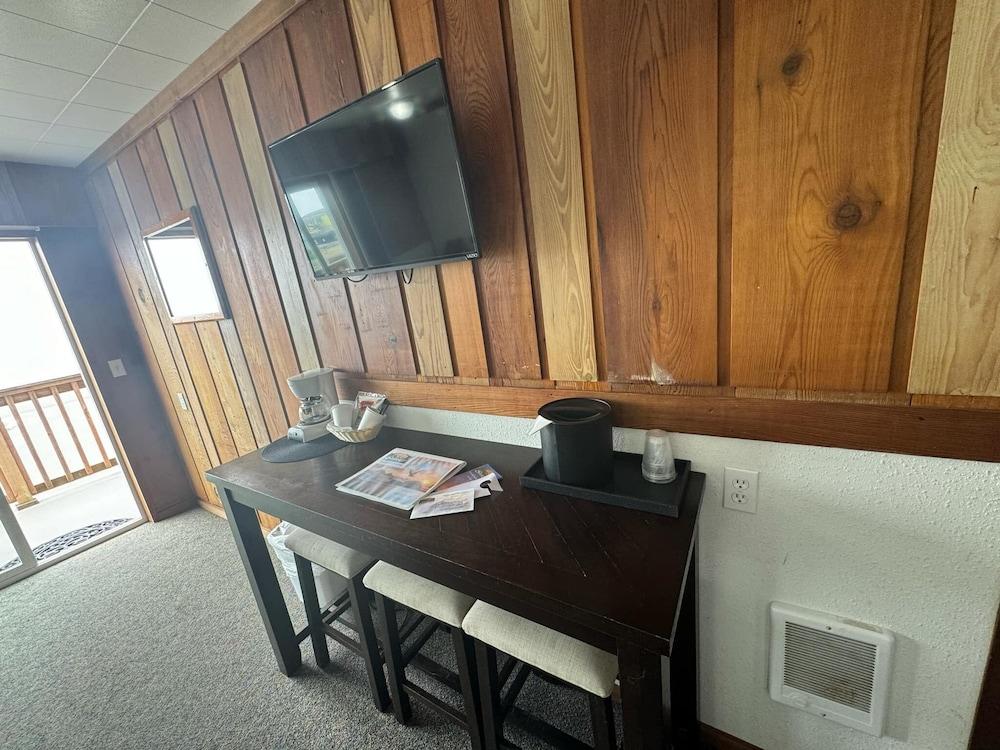 Sunset Oceanfront Lodging photo 23