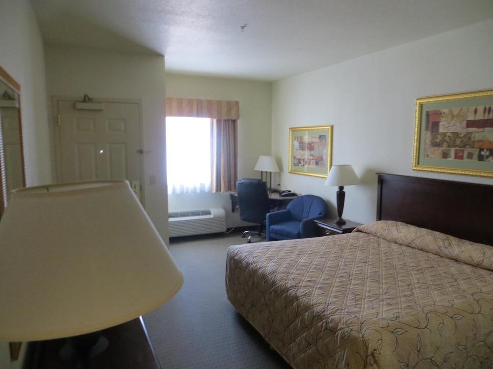 HomeTown Hotel Bryant photo 14