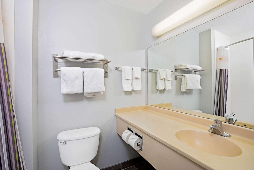 La Quinta Inn & Suites by Wyndham Omaha Airport Downtown photo 16