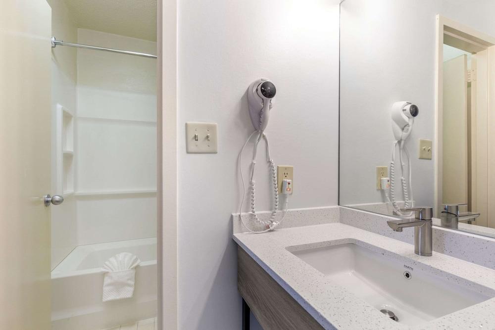 Suburban Studios Tysons Corner photo 15