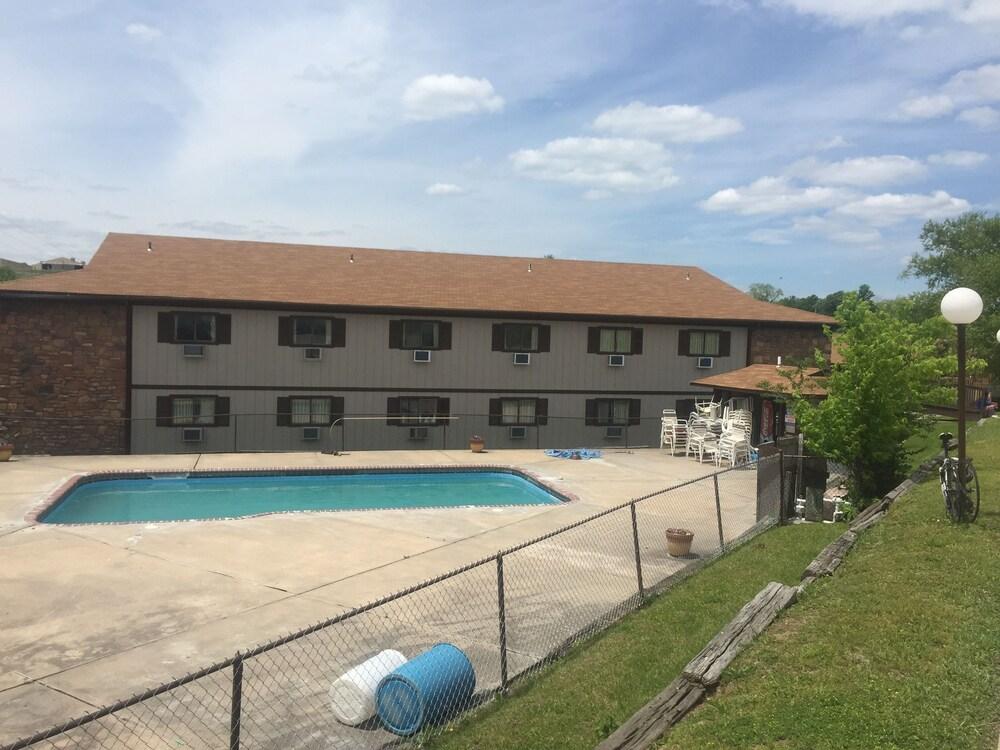 Midway Budget Inn photo 14