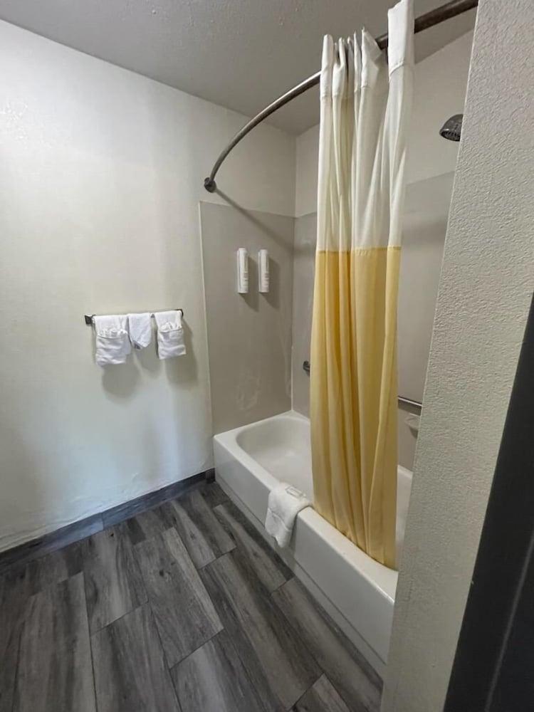 Clarion Pointe - Greensboro Coliseum Area photo 23