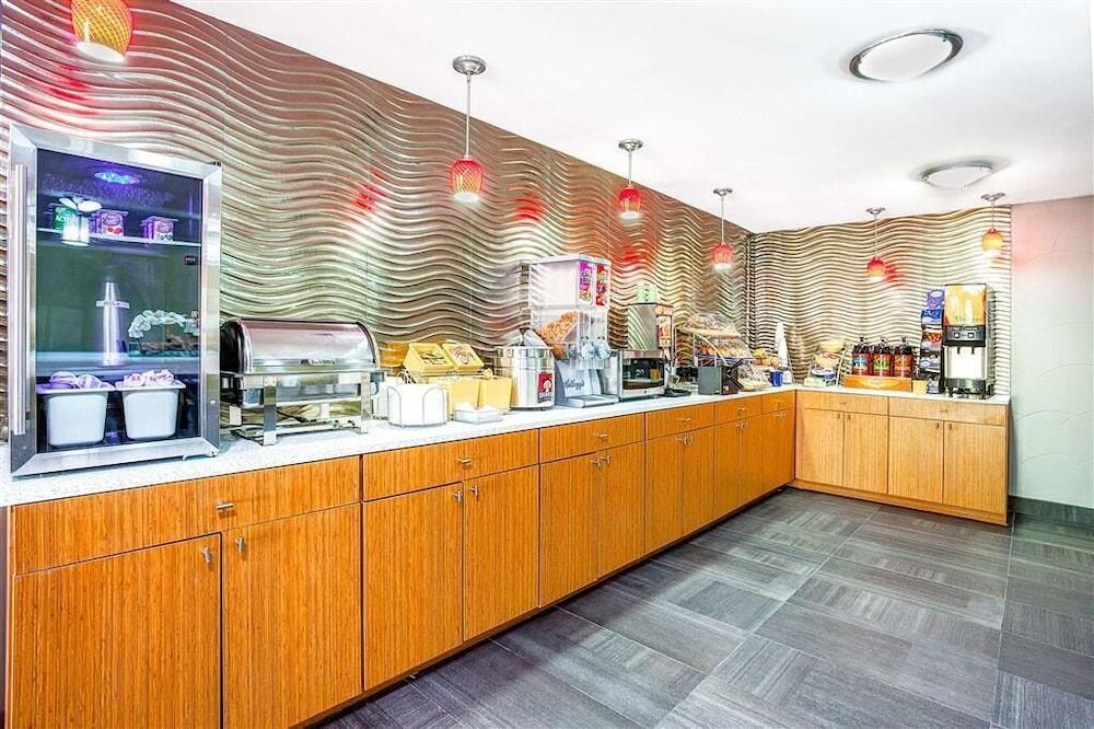 Arya Inn & Suites Farmers Branch photo 15