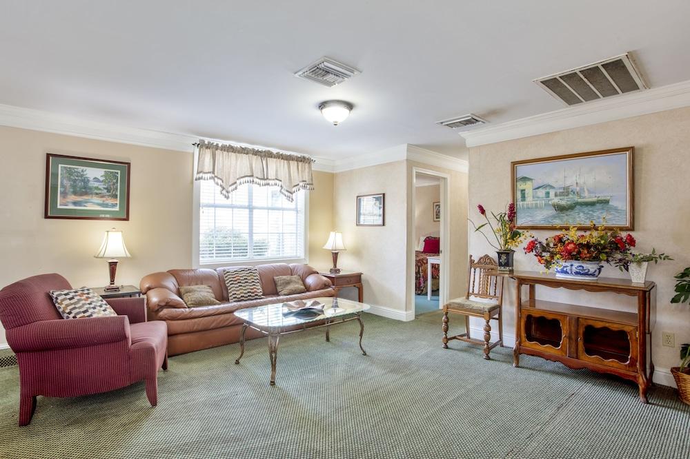 Edgewater Inn photo 38
