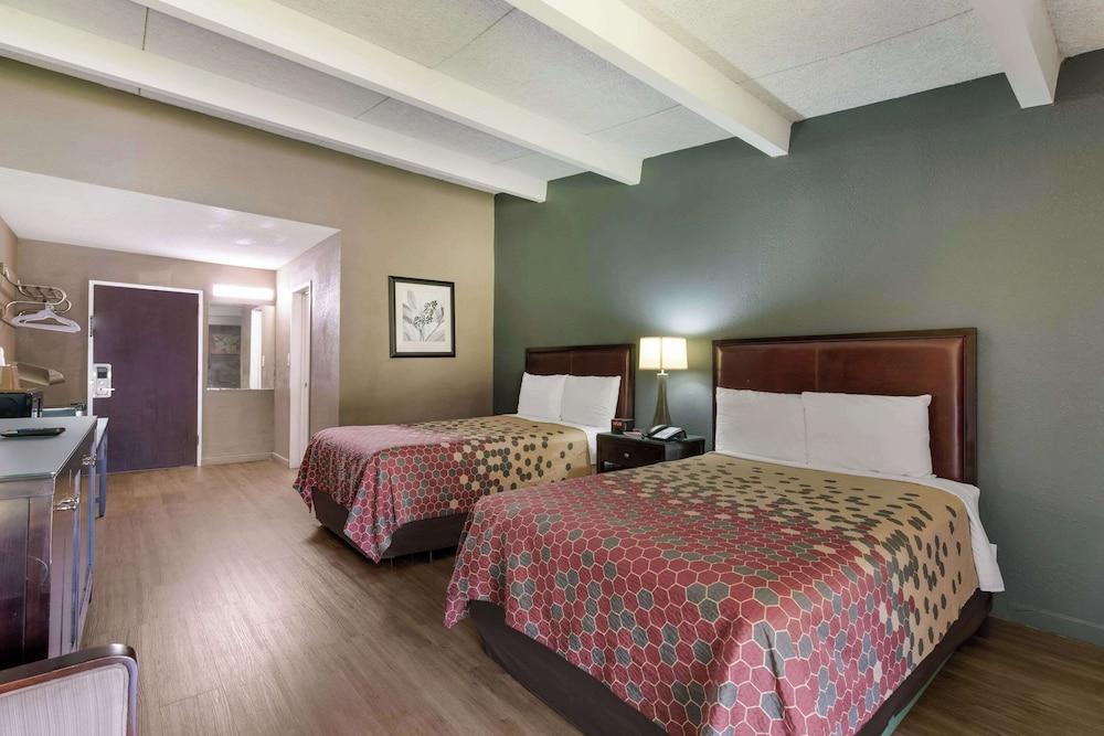 Econo Lodge photo 17