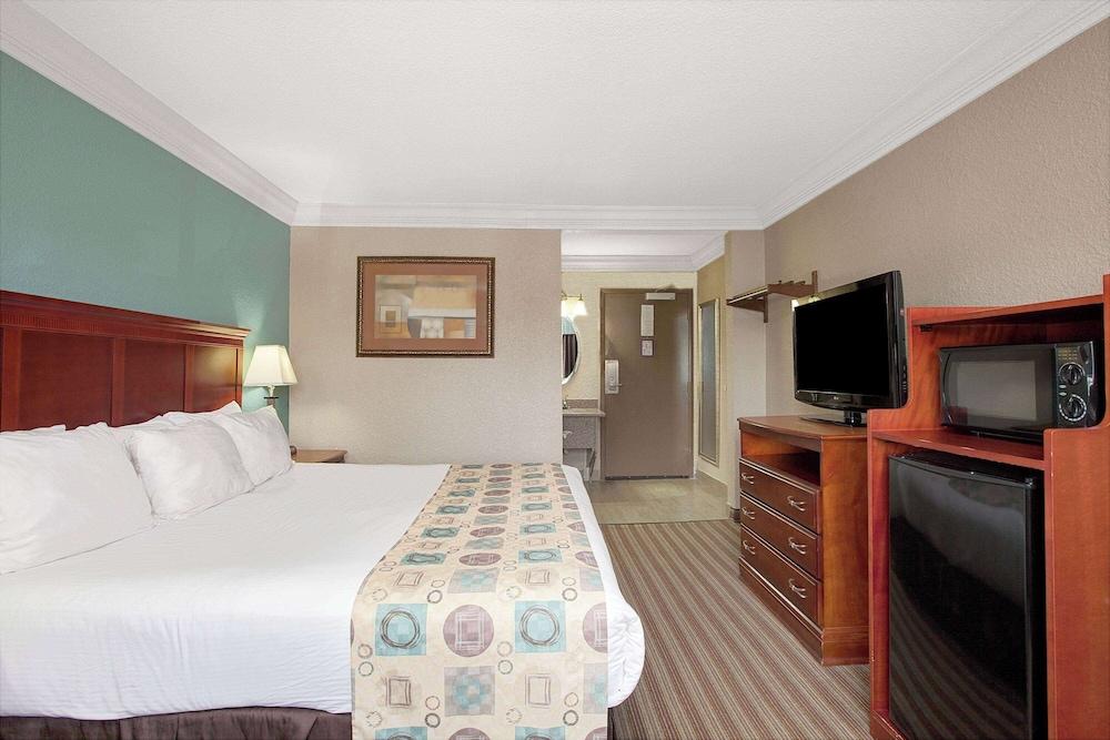 Ramada by Wyndham Houston Intercontinental Airport South photo 2