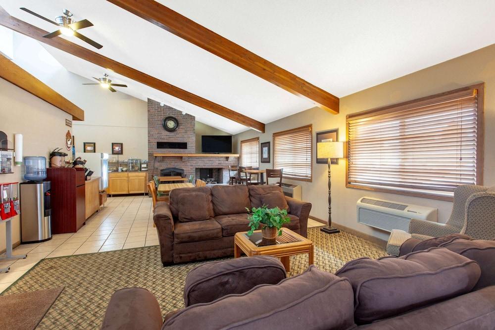 AmericInn by Wyndham Willmar photo 11