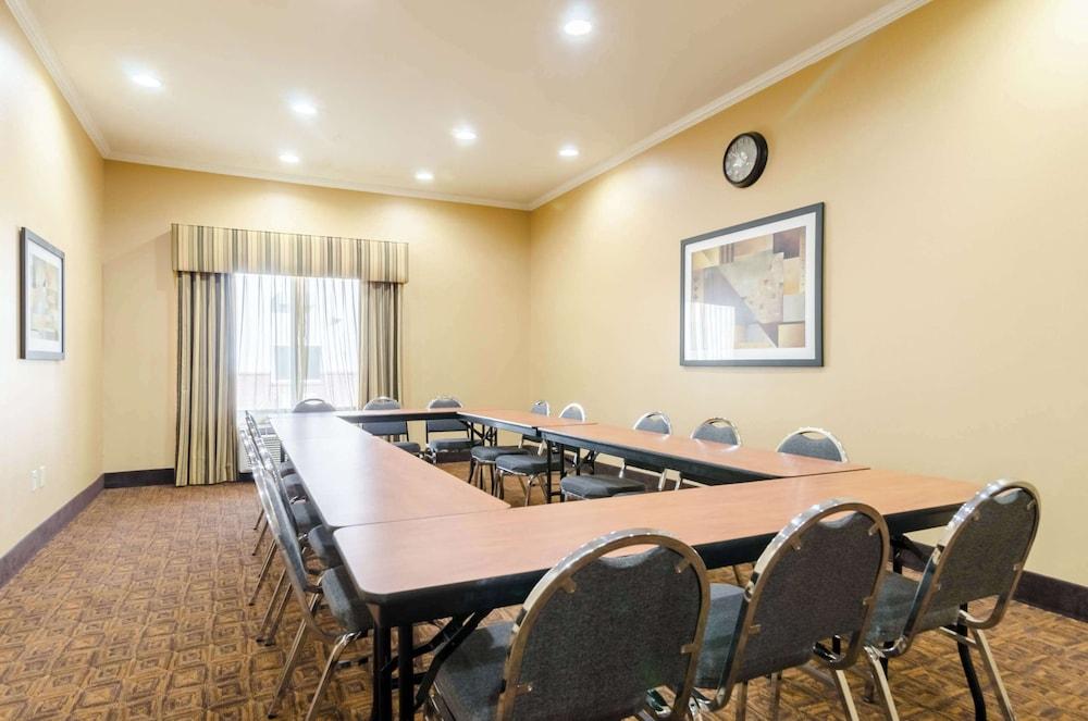 Comfort Suites Salina South photo 86