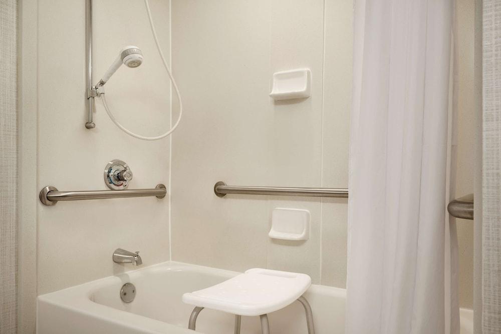 Hampton Inn & Suites Newport/Middletown photo 37
