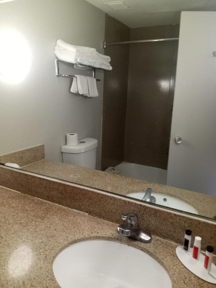 Travelodge by Wyndham Petersburg photo 15