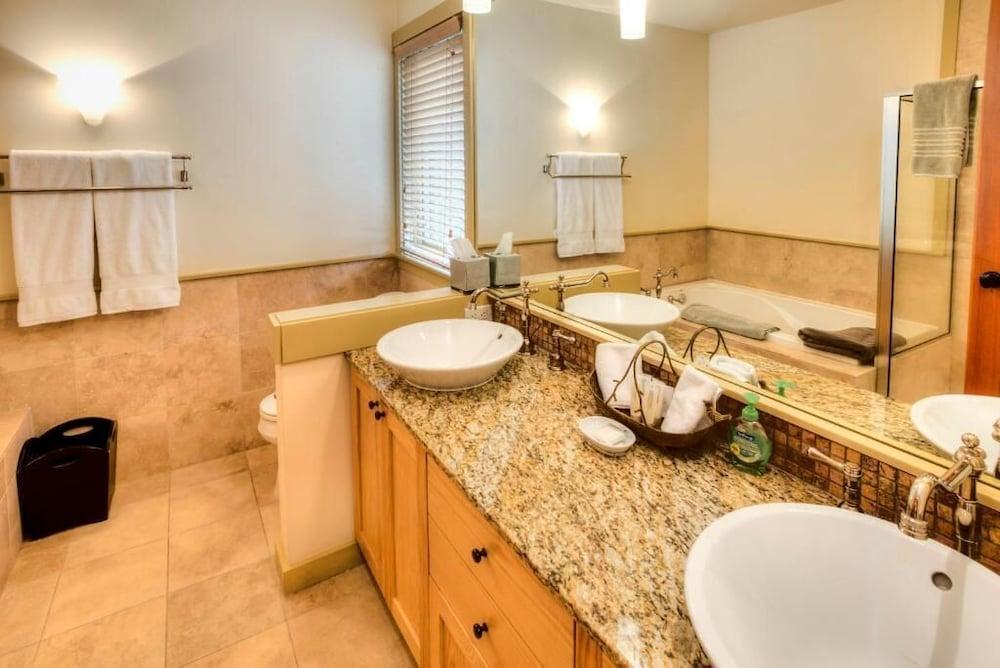 The Eagle Harbor Inn photo 13