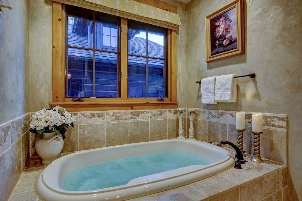 Snowberry by Elevation Accommodations photo 8