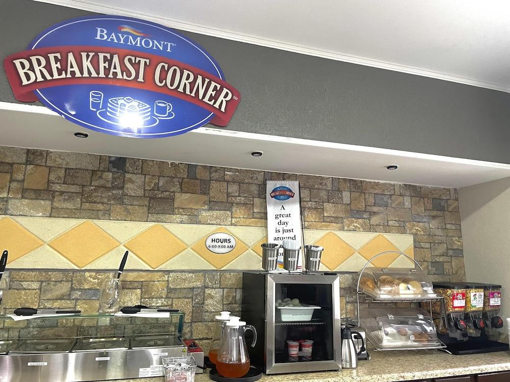 Baymont by Wyndham Anderson photo 36