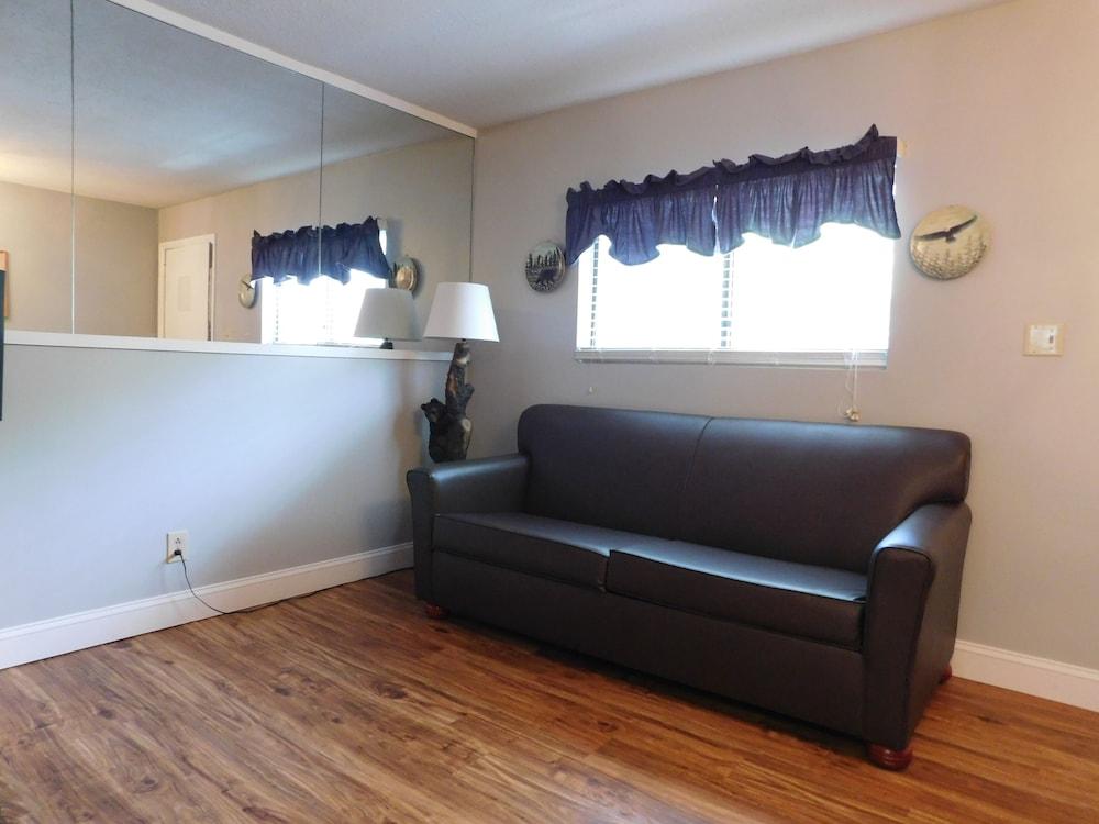 Oak Square Rentals photo 70