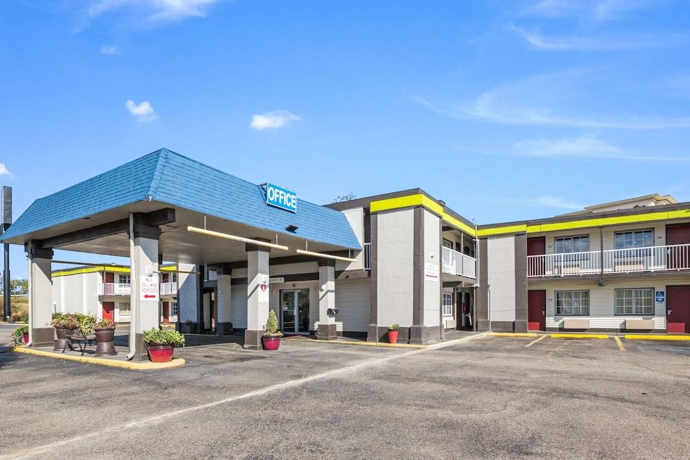 Econo Lodge Inn & Suites photo 1