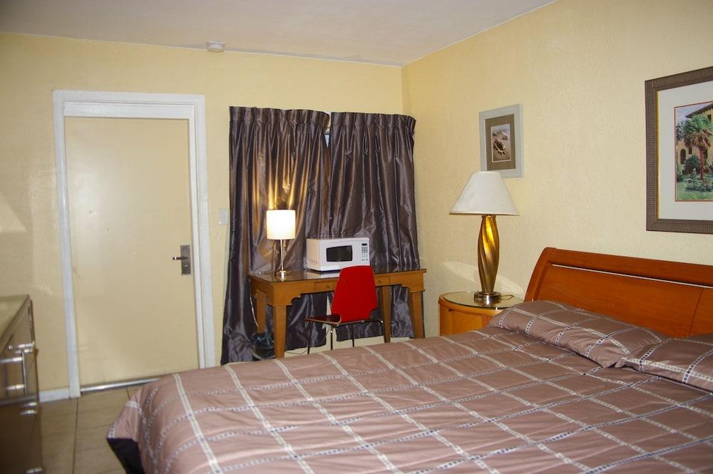 Holiday House Motel photo 9