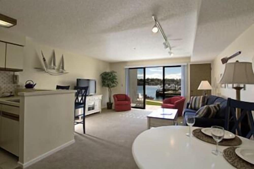 Edgewater Inn- Charlevoix photo 2