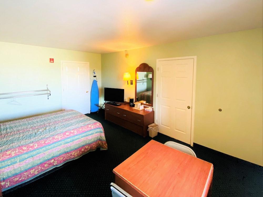 Pine Point Inn & Suites photo 6