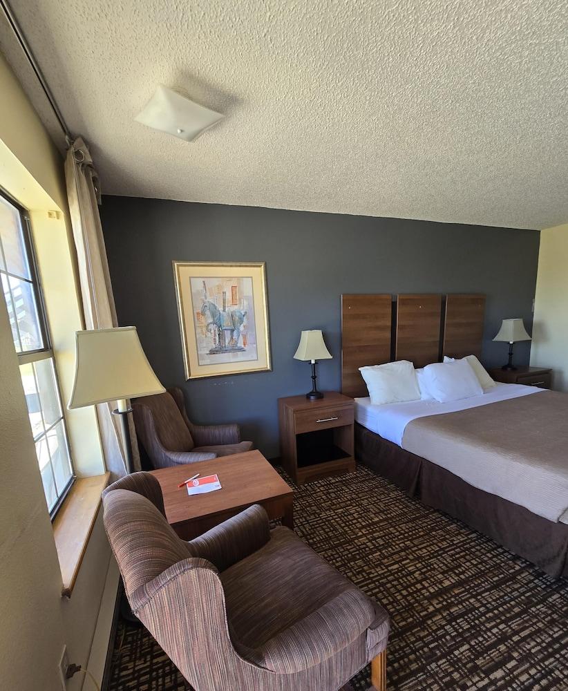 Econo Lodge Eagle Nest photo 40