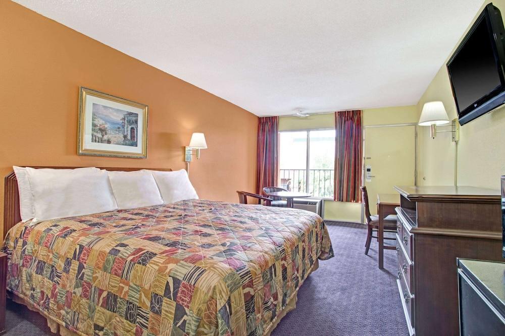 Days Inn by Wyndham Benson photo 7