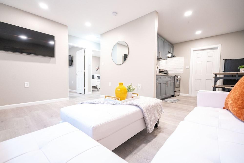University Serenity Suites 14th photo 23