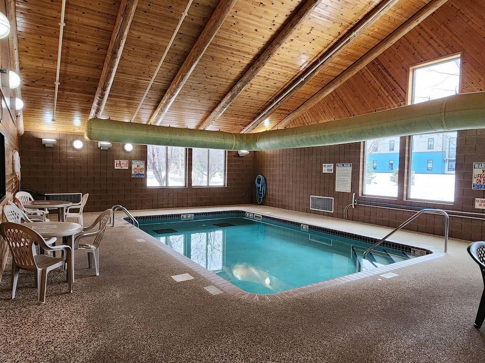 Pine Peaks Lodge & Suites photo 17