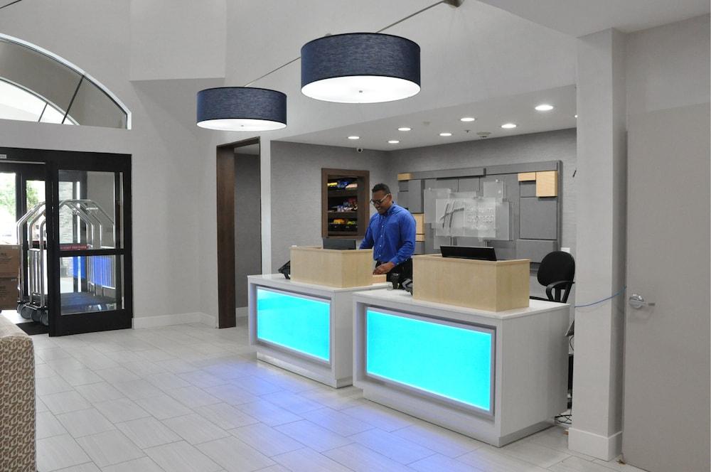 Holiday Inn Express & Suites Lake Forest by IHG photo 41