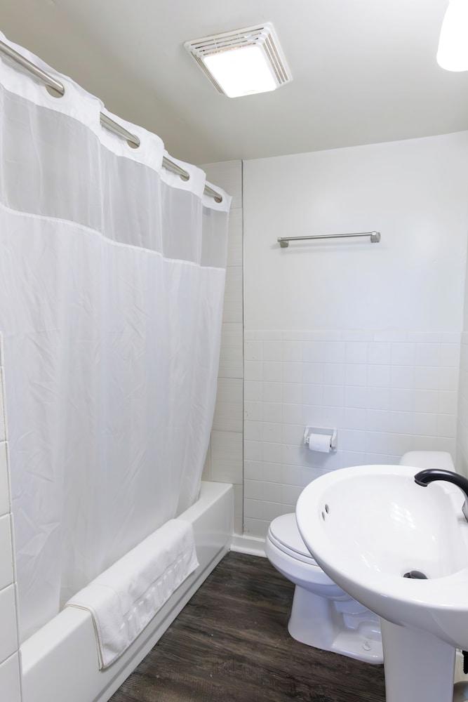Anchor Bay Inn and Suites photo 41