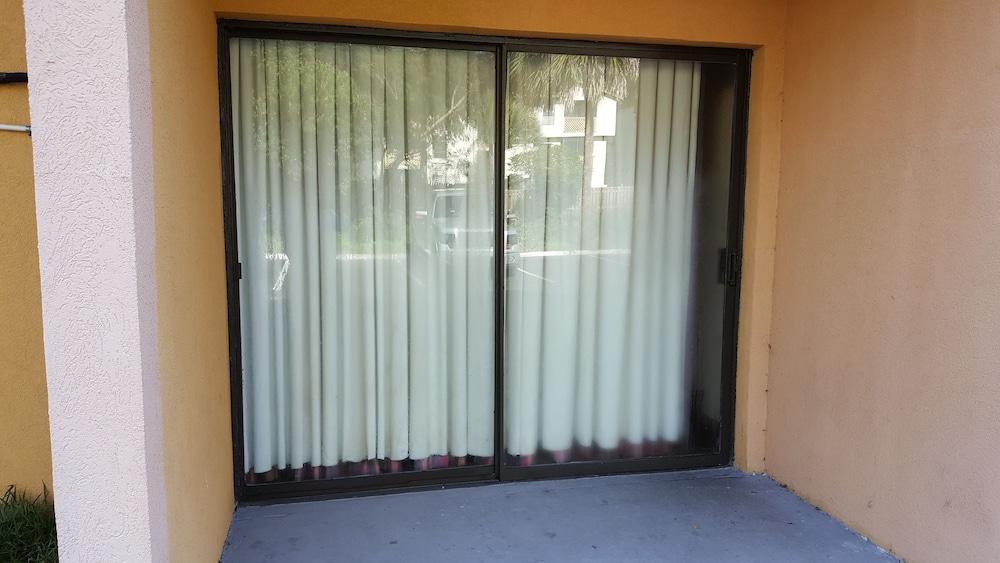 Econo Lodge Tampa near Busch Gardens photo 4