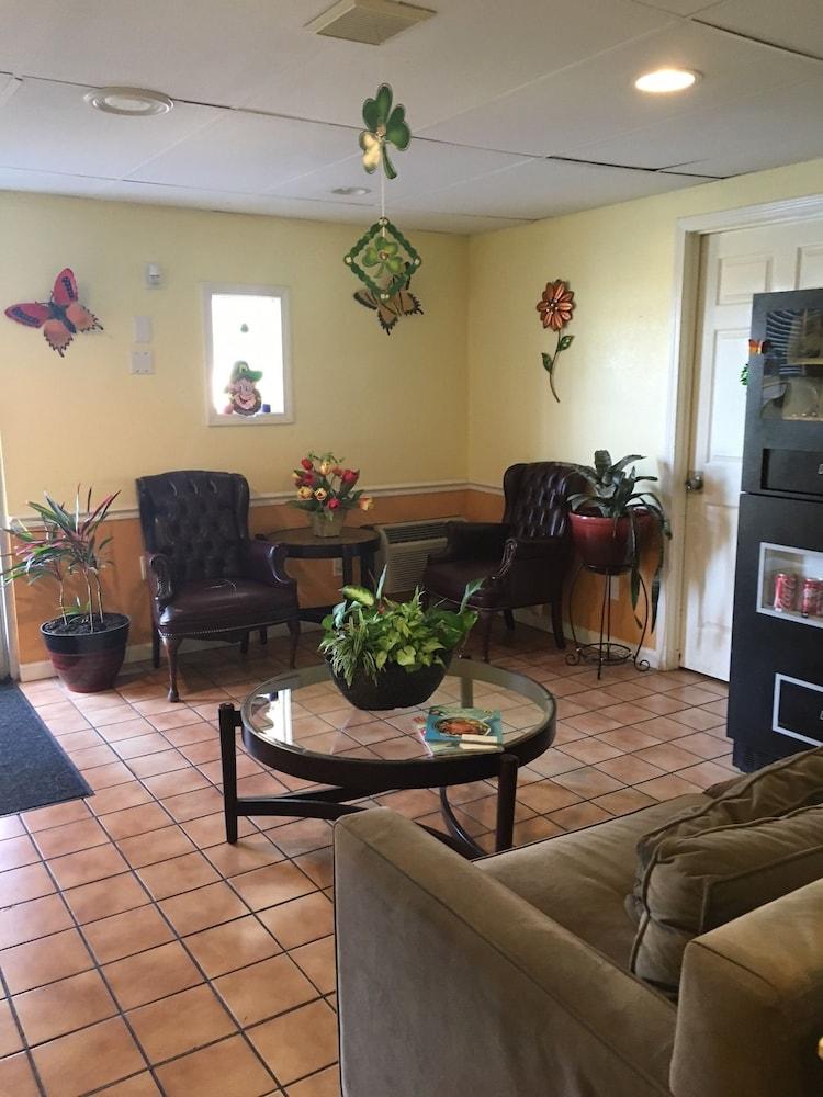Regency Inn & Suites photo 3