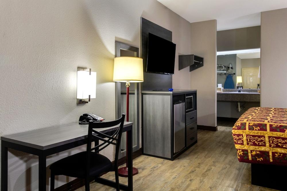Executive Inn & Suites photo 16