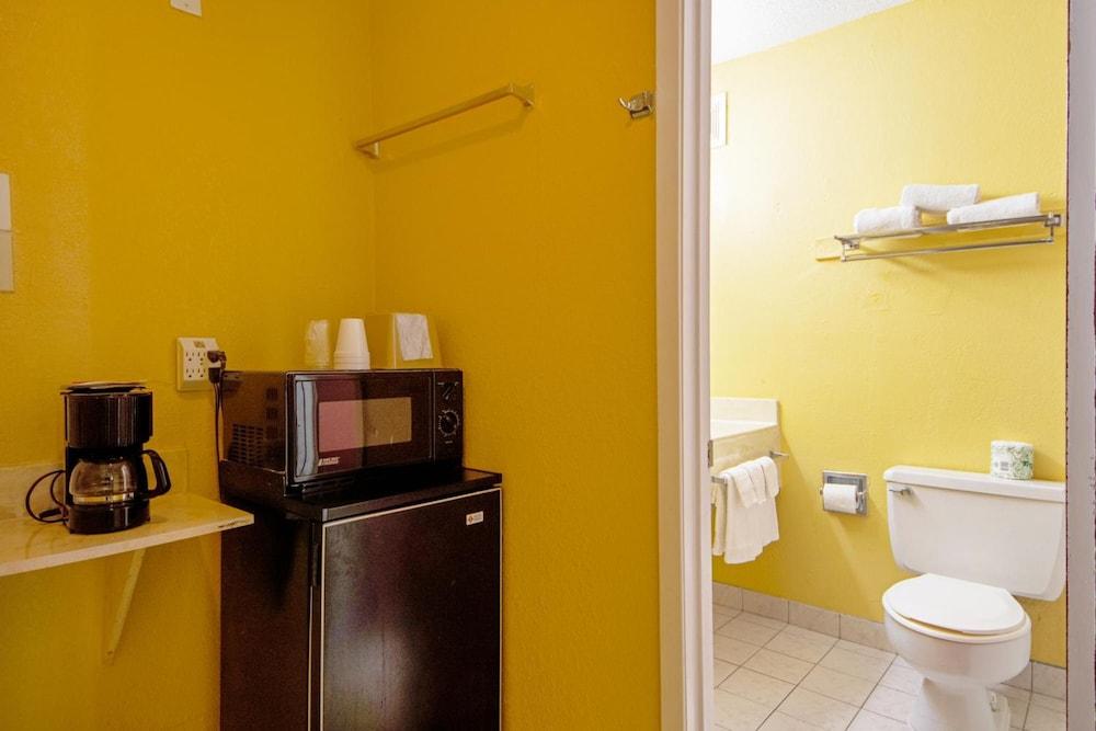 Economy Inn & Suites photo 36