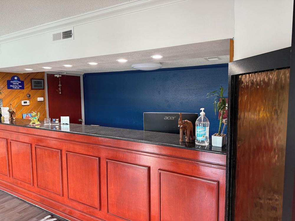 Galaxy Inn & Suites photo 2