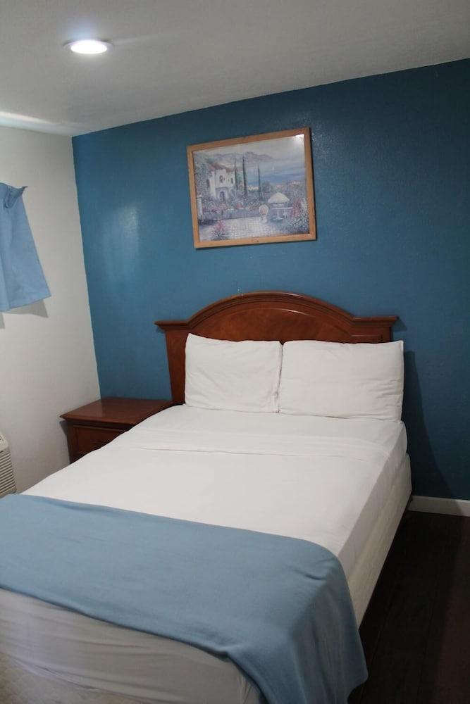 Oceanside Inn and Suites photo 17